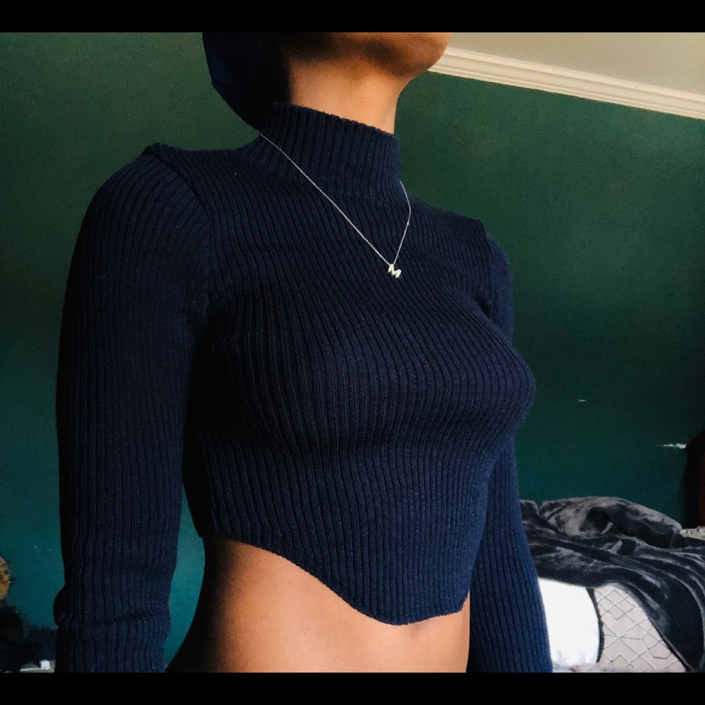 Cropped Turtle Neck - Picture 3 of 3
